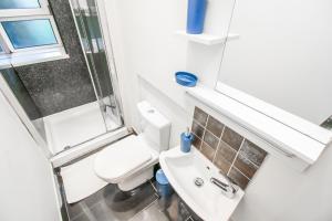 Baño pequeño con aseo y lavamanos en City view flat @ Liverpool st., en Londres