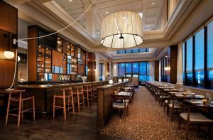 明尼阿波利斯的住宿－明尼阿波利斯凱悅酒店，餐厅设有配备了桌椅的长酒吧
