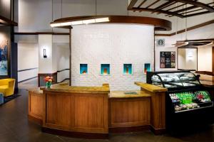 um bar num quarto com uma parede de tijolos em Hyatt Place Dallas Park Central em Dallas