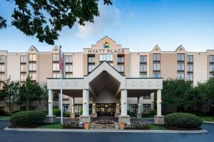 una representación de la parte delantera del hotel del palacio de las ratas en Hyatt Place Dallas Park Central, en Dallas