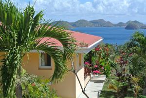 a house with a view of the ocean at Résidence COCO D'ILES gite COCO A L'EAU in Terre-de-Bas