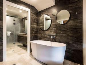 Koupelna v ubytování Grand Mercure Puka Park Resort
