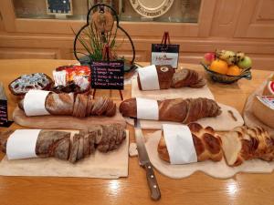 einen Tisch mit verschiedenen Brotsorten und Croissants in der Unterkunft Gasthaus Schäfli in Alt Sankt Johann