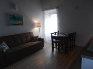 un soggiorno con divano e tavolo di TIA casa vacanza a Bevagna