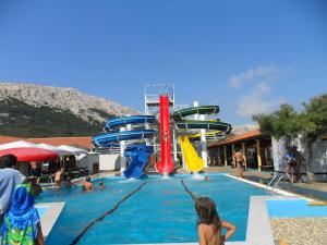 un grupo de personas en una piscina en un parque acuático en Apartments Olea, en Baška