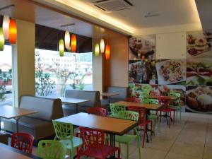 Caspari Hotel في تامبين: صالة طعام المطعم مع طاولات وكراسي
