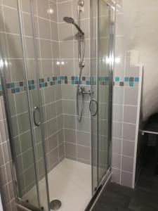 een badkamer met een glazen douchecabine bij Appartement à 500m de la plage in Mèze