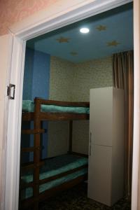 מיטה או מיטות קומותיים בחדר ב-Guest House Nima