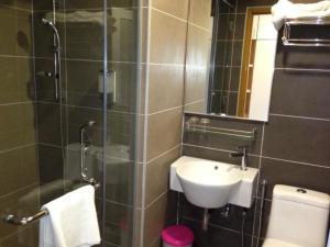 Koupelna v ubytování Caspari Hotel