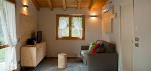 sala de estar con sofá y ventana en Piccola Valle en Vobarno