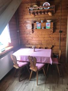 莫斯提烏亞布倫科瓦的住宿－Chata Na Kamenci，小屋内带桌椅的用餐室