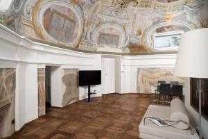 een woonkamer met een bank en een flatscreen-tv bij Cupola Rubatti Tornaforte: Apollo e le sue Muse in Cuneo