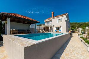 Bazén v ubytovaní Villa Doli - Lovely holiday home with private pool alebo v jeho blízkosti