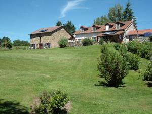 un gran patio con una casa al fondo en Chambres d'Hôtes La Chouette, en Sainte-Anne-Saint-Priest