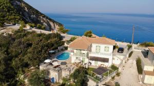- une vue aérienne sur une maison et l'océan dans l'établissement Deep Blue, à Agios Nikitas