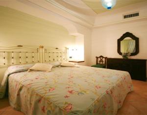 a bedroom with a large bed in a room at Tenuta Villa Tara in Ischia