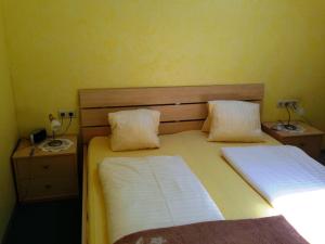 Posteľ alebo postele v izbe v ubytovaní Pension Haus Claudia