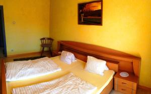 Posteľ alebo postele v izbe v ubytovaní Pension Haus Claudia