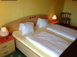 Posteľ alebo postele v izbe v ubytovaní Pension Haus Claudia