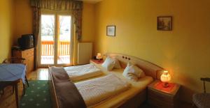 Posteľ alebo postele v izbe v ubytovaní Pension Haus Claudia