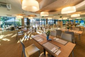 Reštaurácia alebo iné gastronomické zariadenie v ubytovaní Hotel HP Park