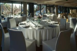 Reštaurácia alebo iné gastronomické zariadenie v ubytovaní Hotel HP Park