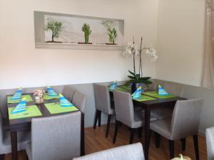 a dining room with a table and chairs at Les Chambres du Marlenberg in Marlenheim