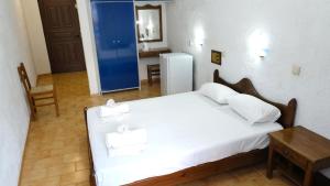 Un pat sau paturi într-o cameră la Andromeda Hotel