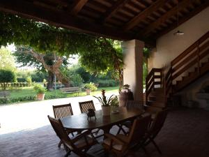 een houten tafel en stoelen op een patio bij B&B Ca' Cinel Asolo in Asolo