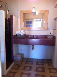 y baño con lavabo y espejo. en Fita Hotel Rural, en Sequeros