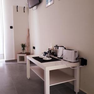 Příslušenství pro přípravu čaje a kávy v ubytování Heras Garden