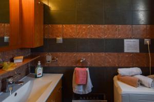 A bed or beds in a room at Serenity Villa-1st floor-Sea view- sea 150m away Még 37 kép