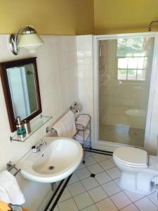 A bathroom at Fleur Bleue & The Timber Frame