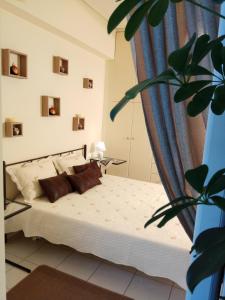 1 dormitorio con 1 cama con cortina azul en Alkiviadis Apartments Artemida, en Artemida