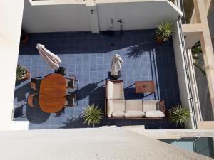 a blue tiled wall with chairs and a table at Casas Nuestras II Andalucia La Envia Golf piscinas de verano y climatizada en invierno, fitness center wifi y parking disponible con reserva in Vícar