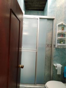 uma casa de banho com uma cabina de duche e um WC. em Habitación 5 minutos aeropuerto em Bogotá