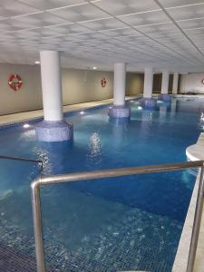 בריכת השחייה שנמצאת ב-Casas Nuestras II Andalucia La Envia Golf piscinas de verano y climatizada en invierno, fitness center wifi y parking disponible con reserva או באזור
