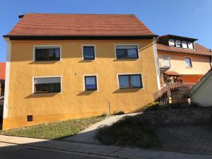 Budova, kde se farma nachází + 3 fotografie