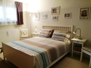 1 dormitorio con cama, lámpara y ventana en Il Glicine Di Lucca, en Lucca