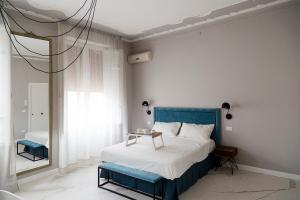 Postel nebo postele na pokoji v ubytování Le Bain Suite - accanto al Mare vicinissima a Ortigia e al Teatro