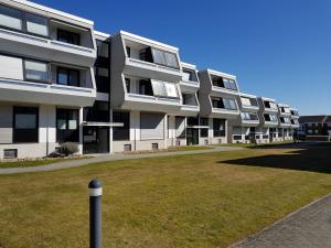 a large apartment building with a lawn in front of it at Wohnung Steffens Scharbeutz für Dienstreisen und Monteurzimmer in Scharbeutz