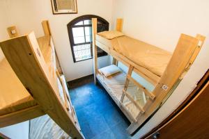 an overhead view of a room with two bunk beds at Social Ilha Grande Hostel in Abraão