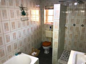 Un baño con inodoro, lavabo y bañera. en Greystone, en McGregor