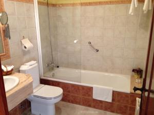 Ένα μπάνιο στο Hotel Rural La Figar +43 φωτογραφίες