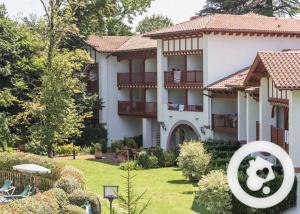 une grande maison avec un jardin et un objet blanc dans la cour dans l'établissement N23, parc d'arradoy-St J P de Port, à Uhart-Cize