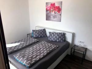 uma cama com duas almofadas num quarto em Sonnseite em Sankt Margarethen im Lungau