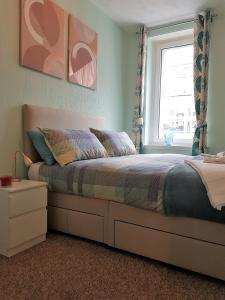 a bedroom with a bed with a window and a window at Stirling Central Apartment in Stirling
