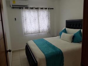 Postel nebo postele na pokoji v ubytování Aprtamento Deluxe Santiago, Residencial Palma Real R402 + 19 fotografií