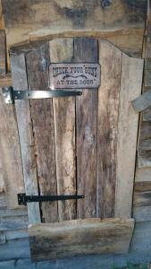 a wooden door with a sign that readsilage your crimes at the door at La Cabane Aux Loups in Crépy-en-Valois +46 photos