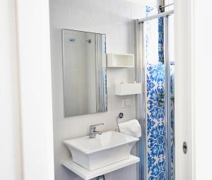 A bathroom at Neapolitan House Még 21 kép